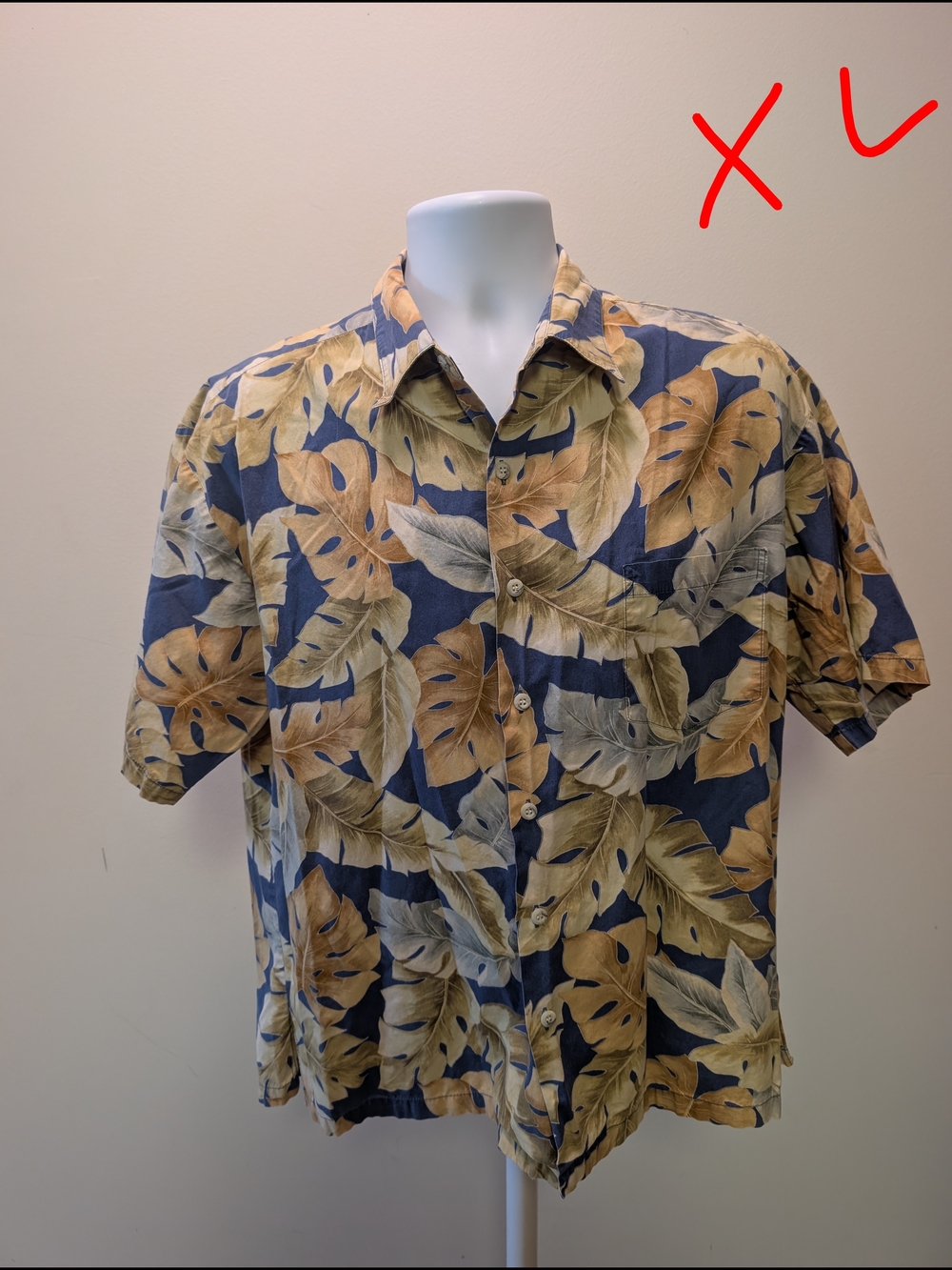Men's Short-Sleeve Button-Down Shirt in Navy with Tan Leaf Print